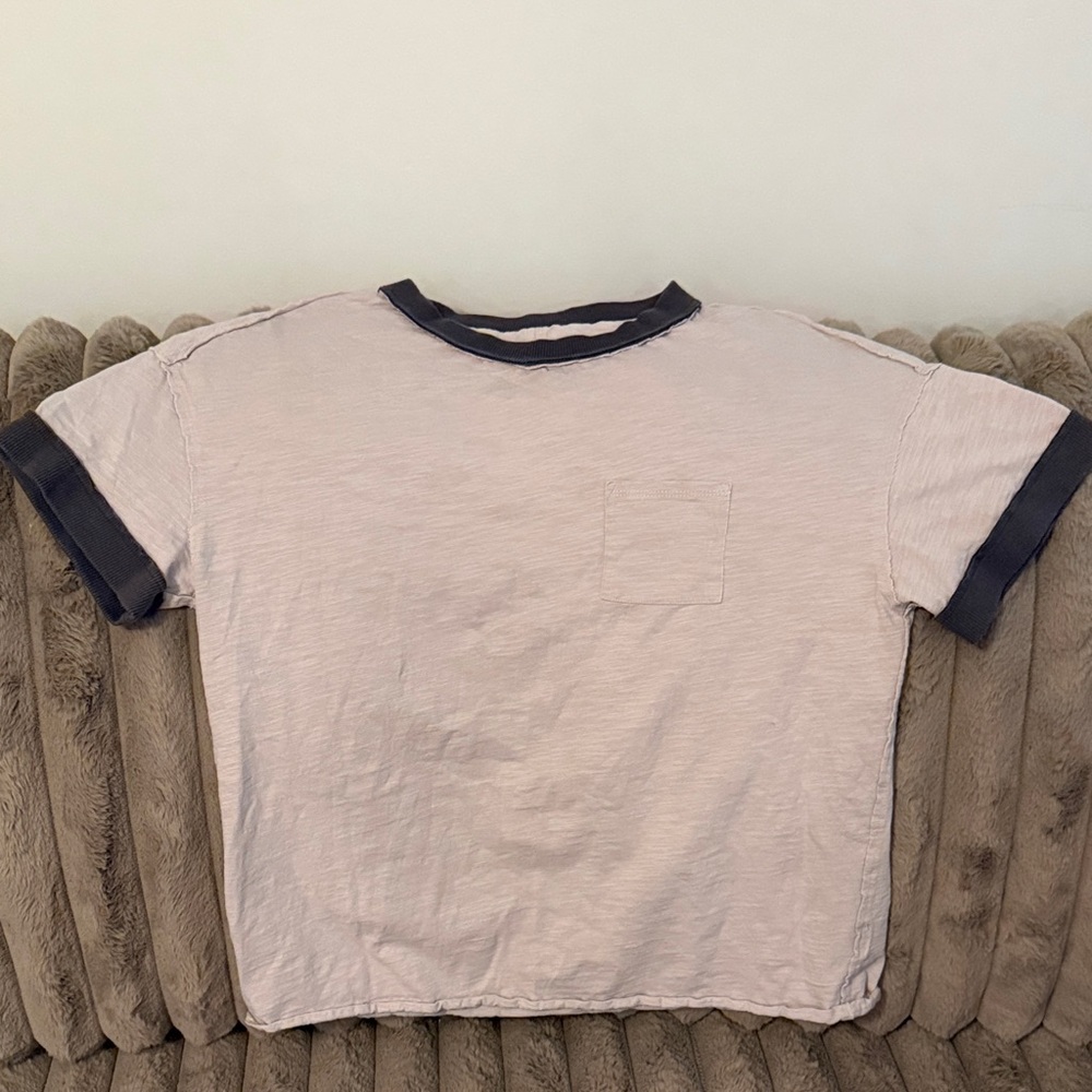 Woman’s Contrast Trim Short Sleeve Tee in Light Pink